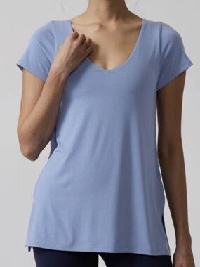 NWOT Athleta Essence Support Top Powder Blue V‑Neck Short Sleeve Tee